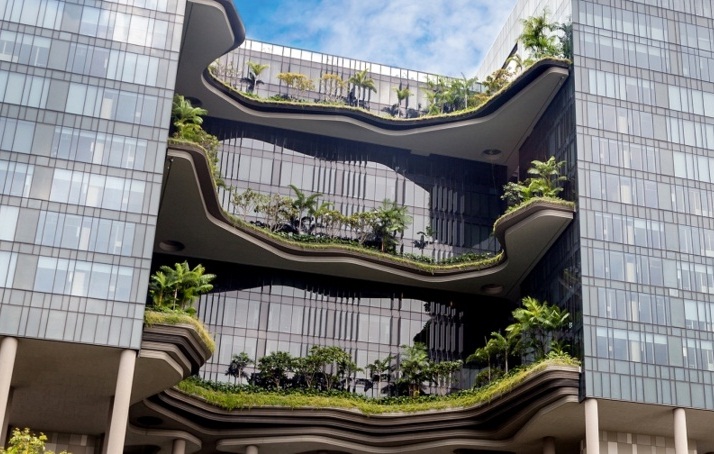 Отель с висячими садами построен в Сингапуре